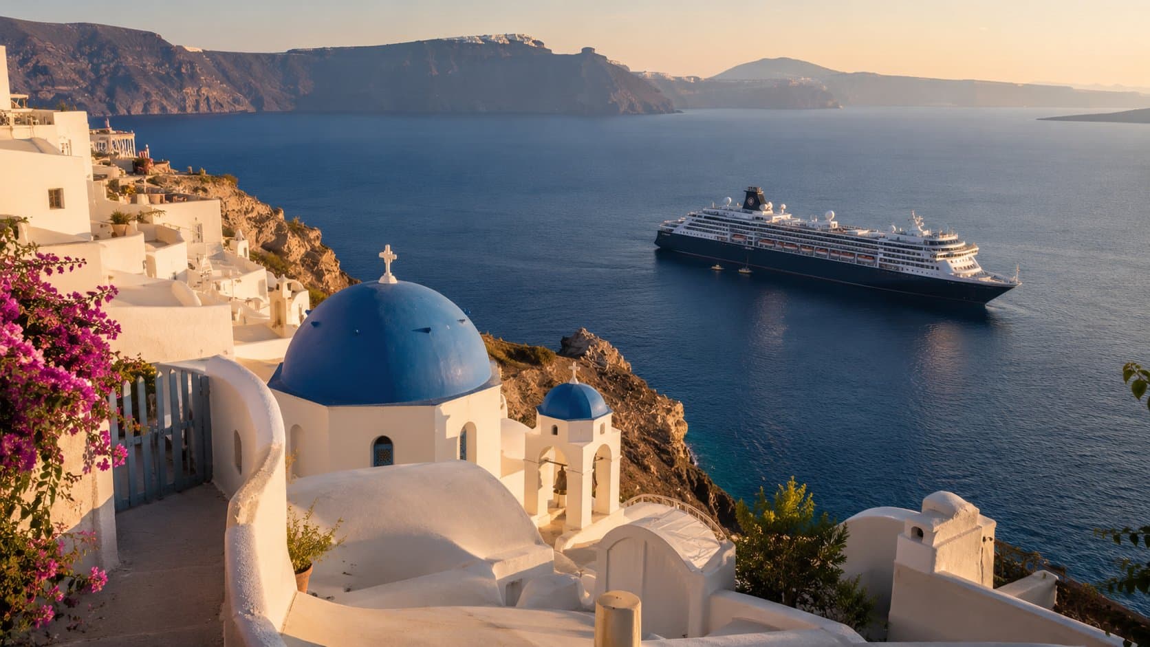 Yunan adasında cruise gemisi demirlemiş, beyaz badanalı ev ve lacivert deniz