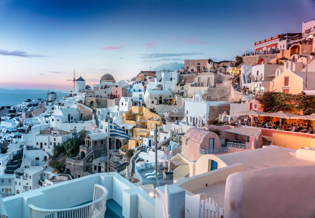 Santorini beyaz kubbeler