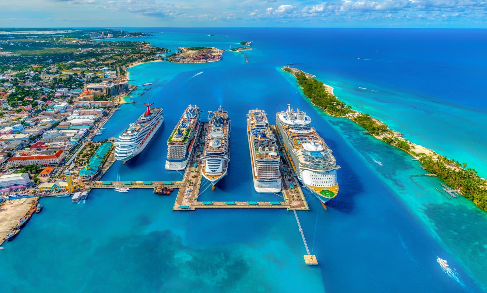 Akdeniz'de demirlemiş bir cruise gemisi, akşam ışığı